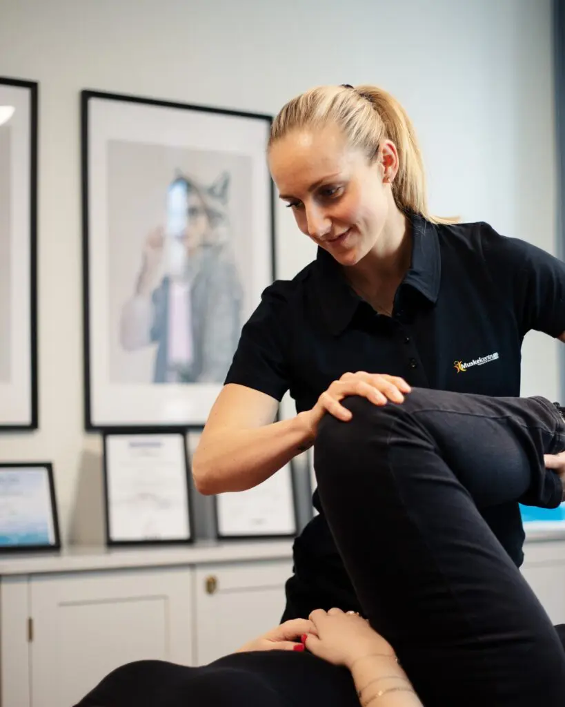Naprapat utför behandling på patient
